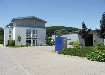 Bürogebäude mit Lagerhalle